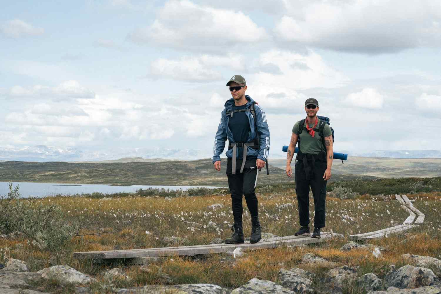 To menn på tur på tresti på Hardangervidda.