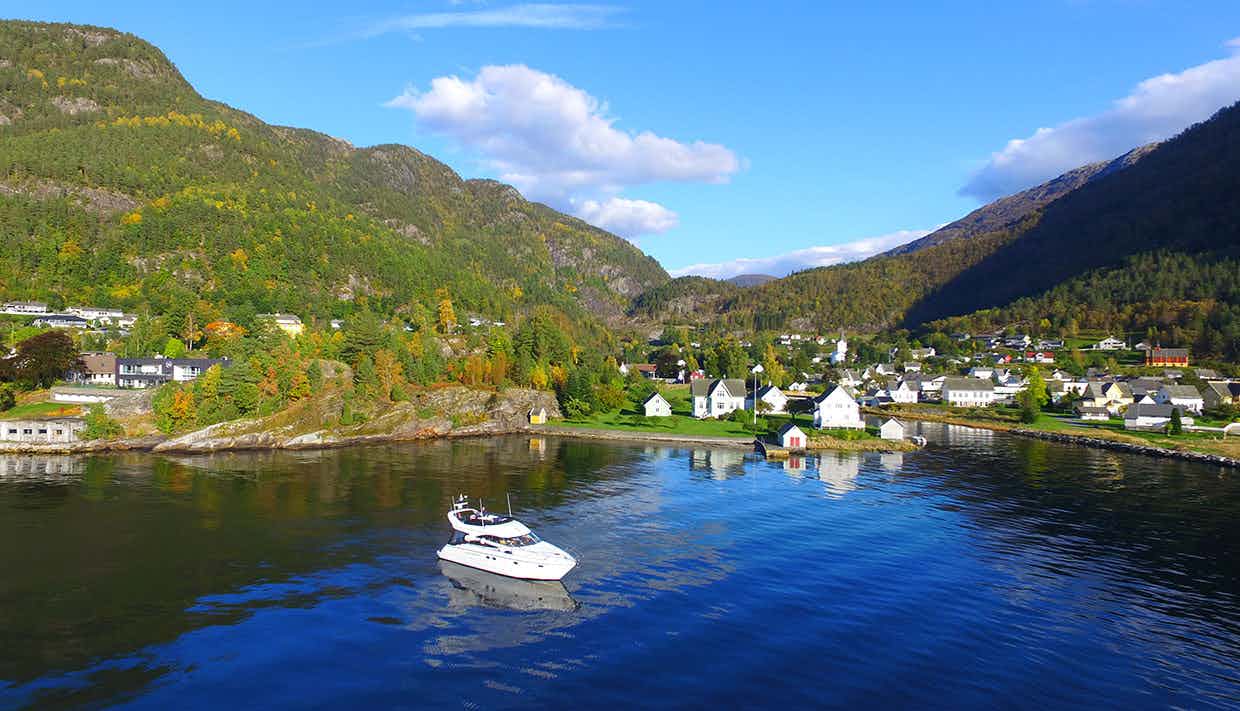Yacht på fjorden framfor Omaholmen i Hardanger.