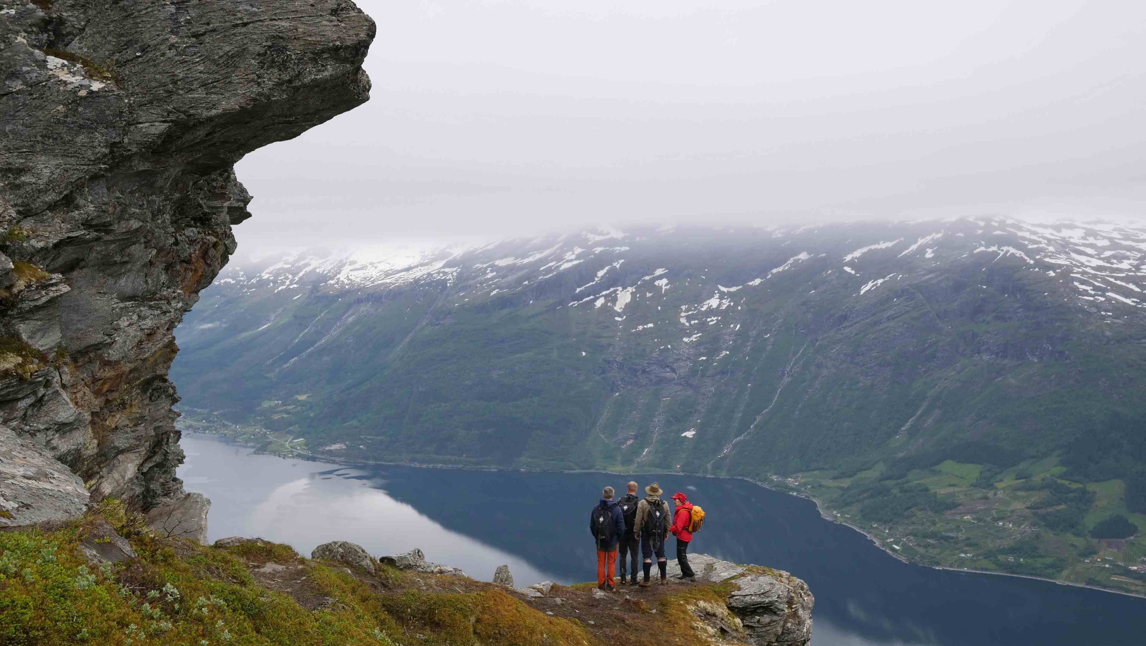 utsikt til Sørfjorden og Folgefonna frå Dronningstien
