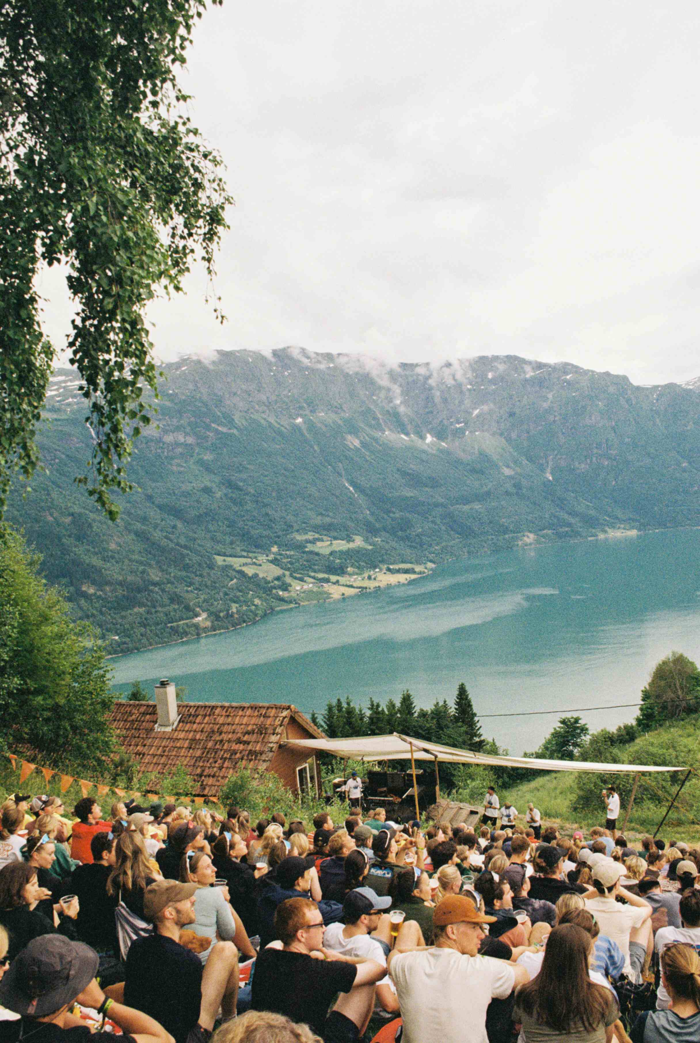 Bilde fra fjorårets konsert med Goss (DK) på hovedscenen med vakre Sognefjorden som backdrop. Bildet er tatt av Joakim Rosenlund.