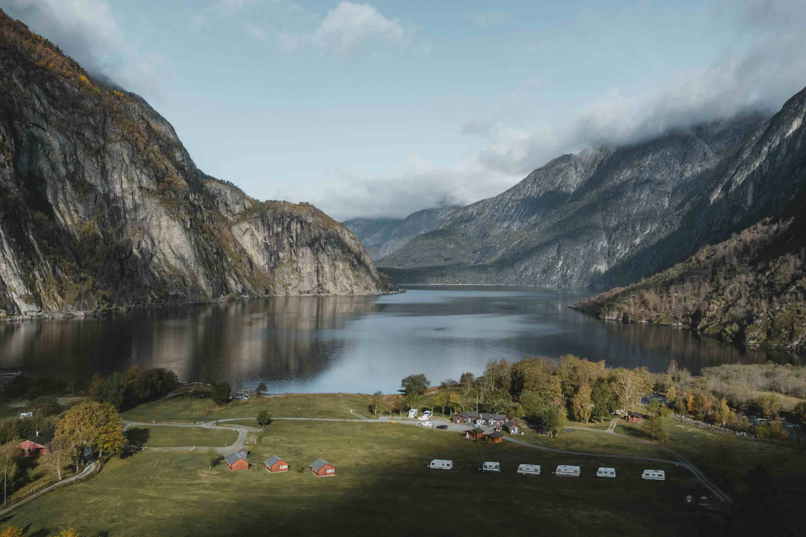 Et dronebilde av campingplassen, med Eidfjordvatnet i bakgrunnen.