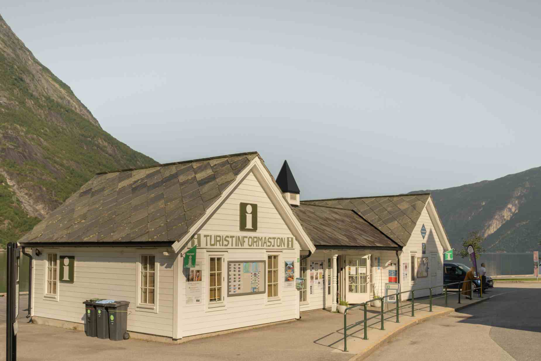 Eidfjord turistkontor vist fra utsiden.
