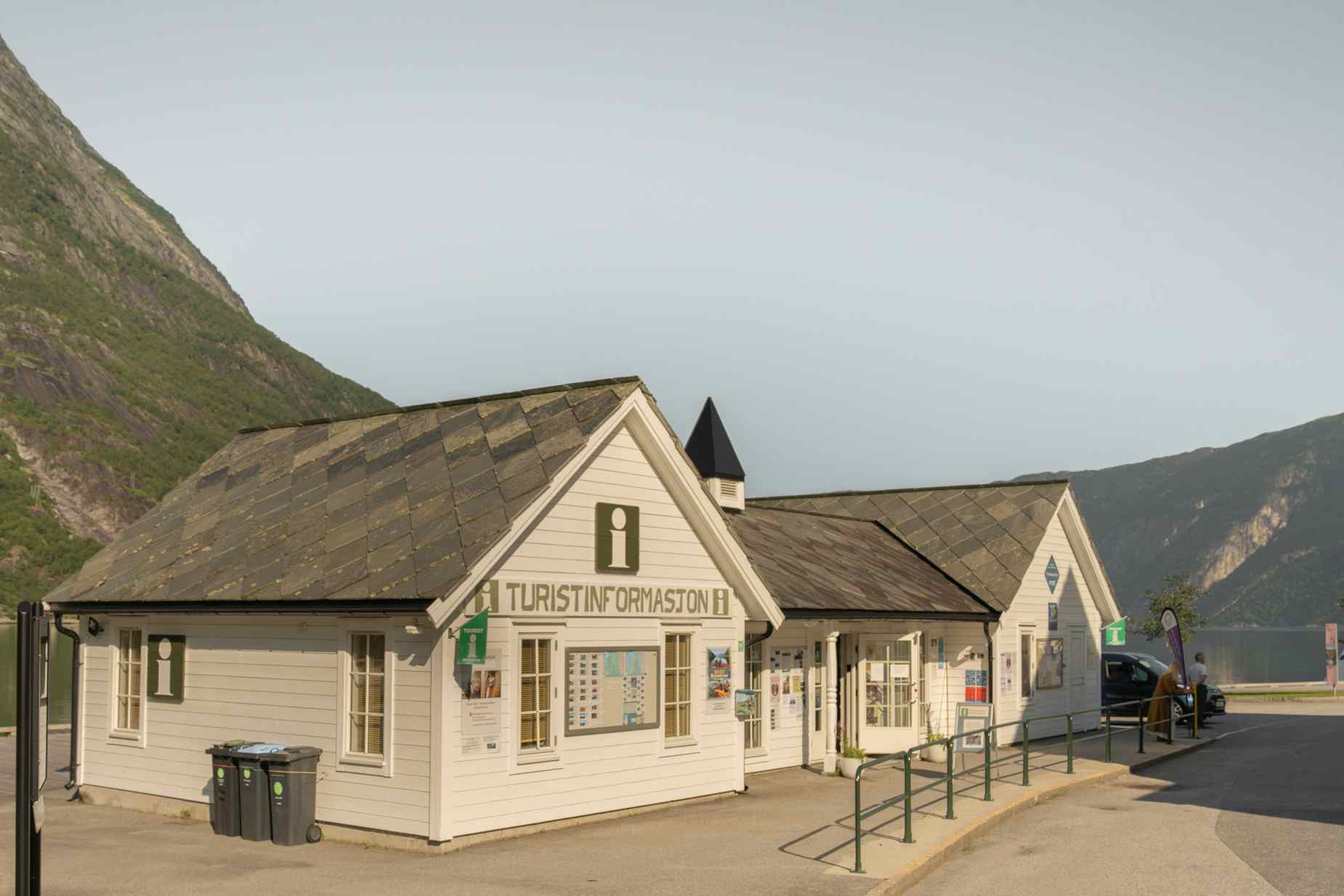 Eidfjord turistkontor vist fra utsiden.