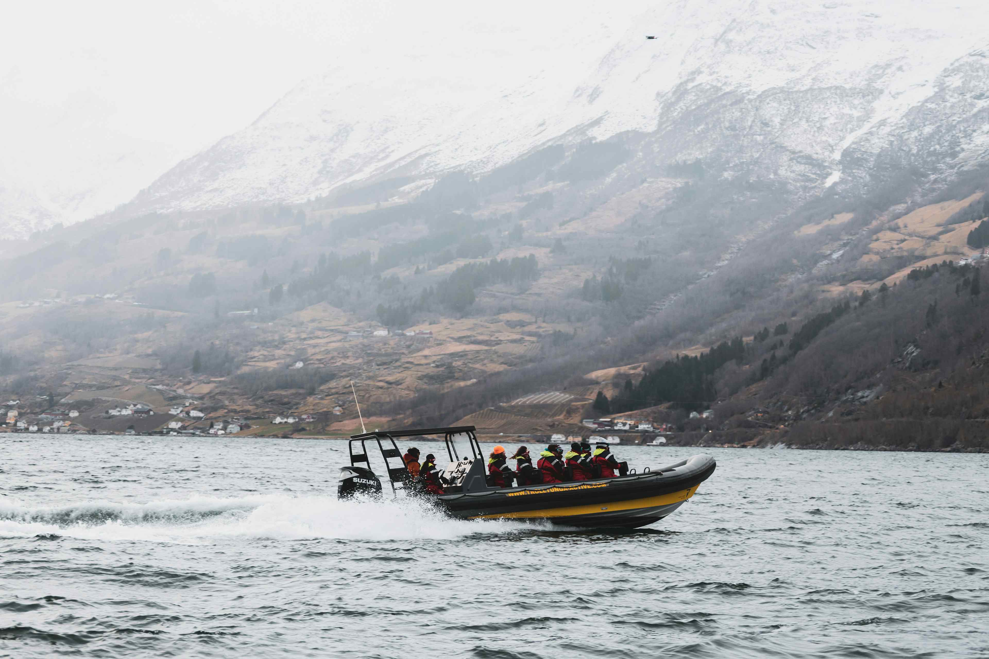 RIB båten køyrer fort på fjorden