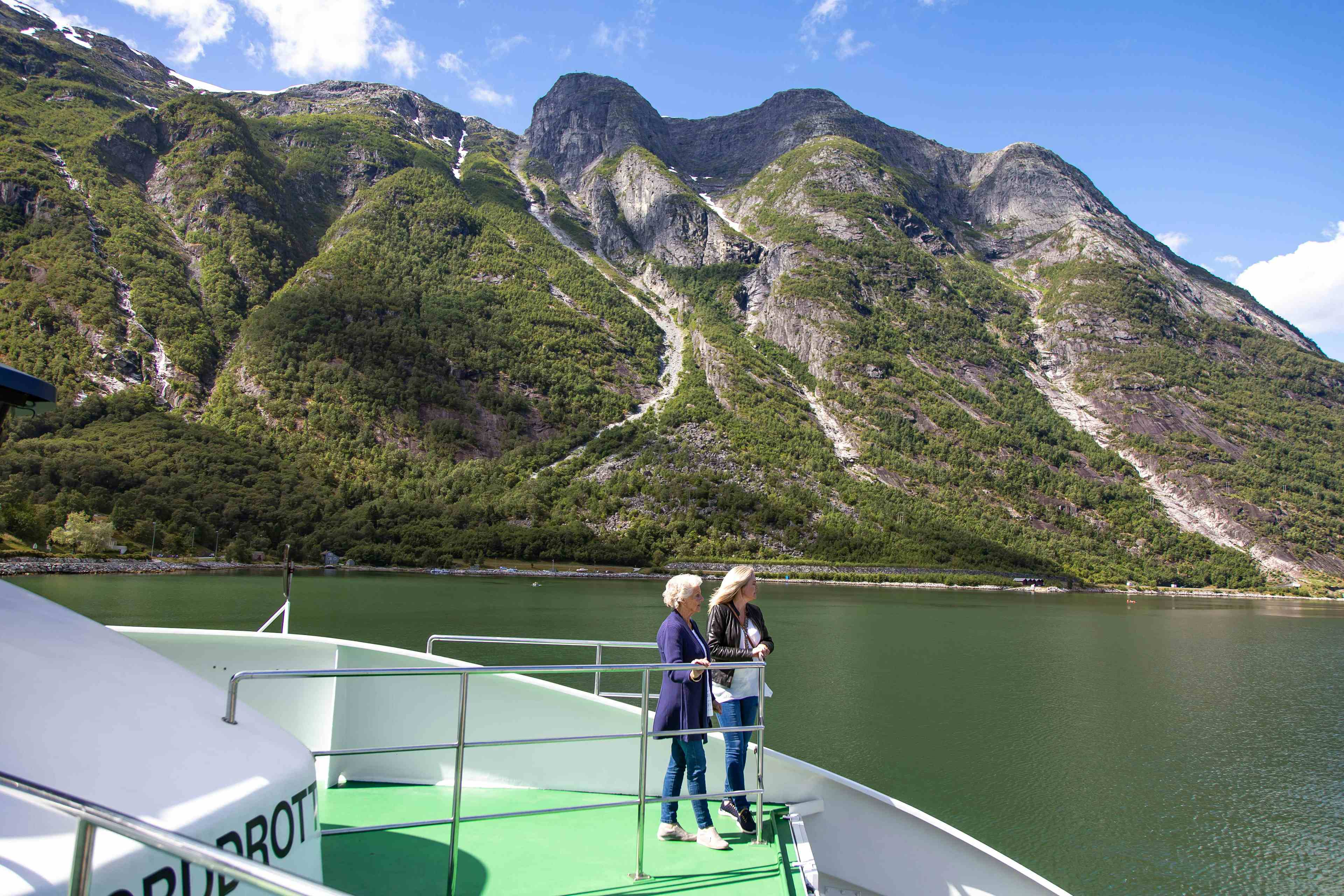 Sightseeing-båt på Hardangerfjorden i Ulvik.