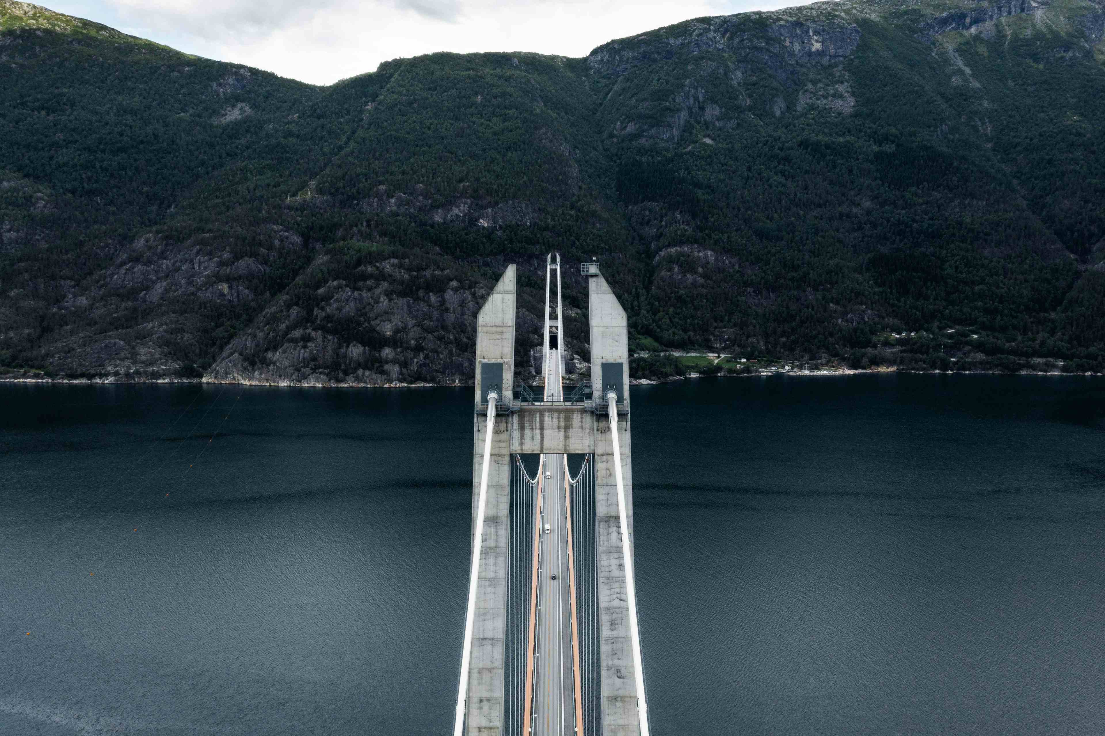 Dronebilde av Hardangerbrua i Hardanger, Norge
